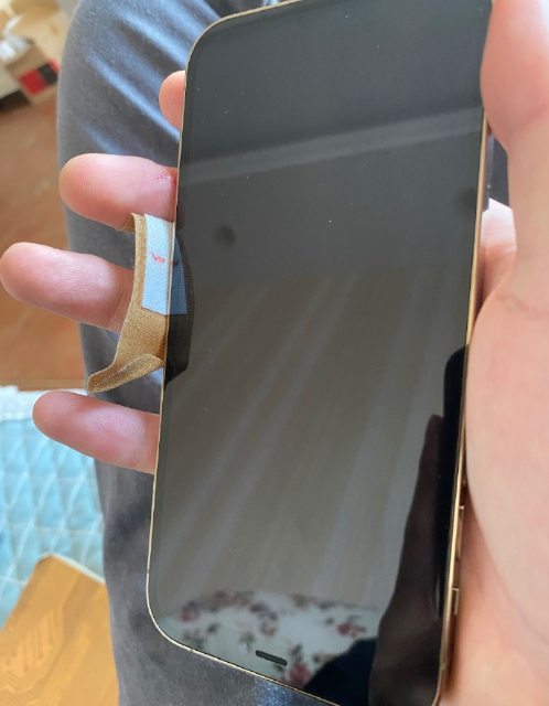 网传iPhone12Pro用户被边框割破手指,这回直角边框可能不香了