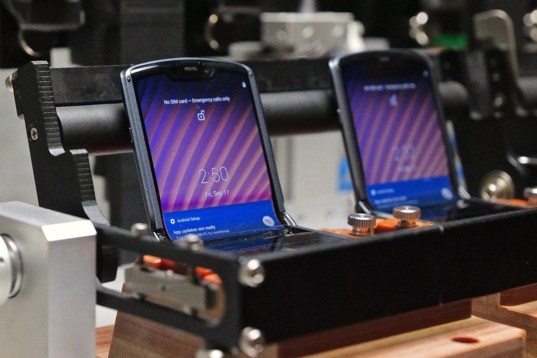 摩托羅拉刀鋒5G折疊屏手機鉸鏈測試,可供使用20萬次